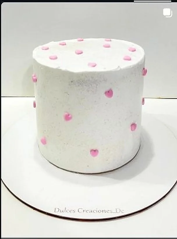 Torta romÃ¡ntica con corazones para ocasiÃ³n especial