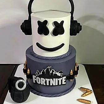 Torta superheroes dos pisos con topper de superheroe y mascara